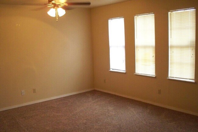 Foto del edificio - 827 Russell Cir