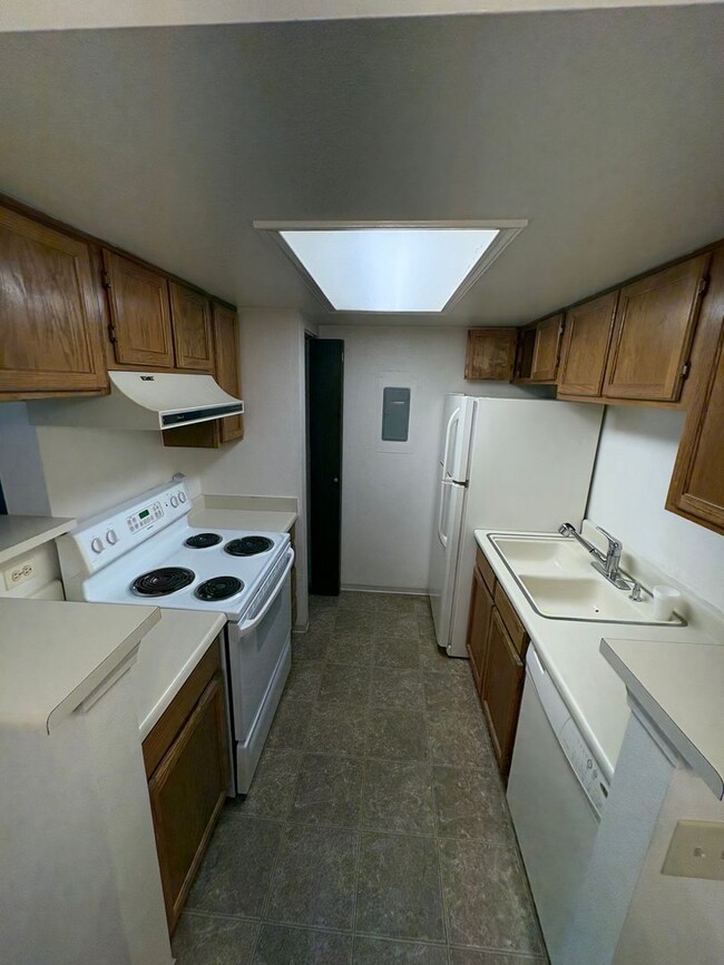 Building Photo - Awesome 1 - Bedroom / 1-Bath Penthouse Uni...