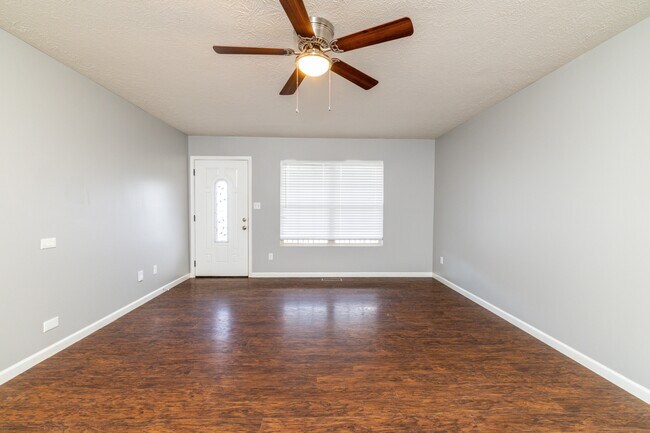 Foto del edificio - 2013 Paris Rd