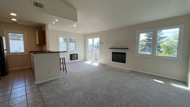 Building Photo - Bright 2 Bed / 2 Bath Condo with views of ...