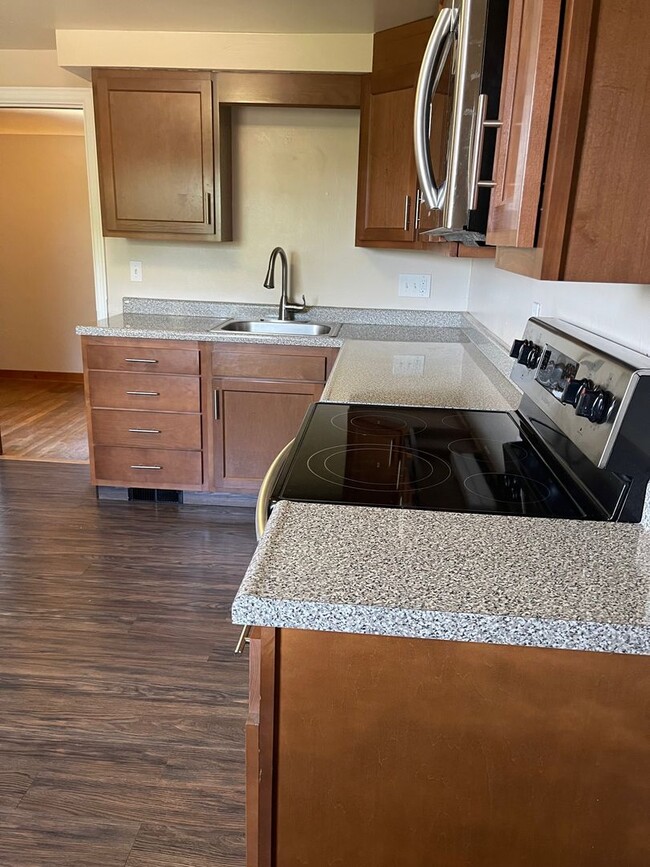 Building Photo - Duplex in prime neighborhood