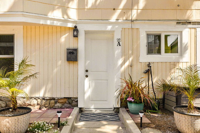 Building Photo - "Delightful 1-Bedroom Apartment in Historic Home!"