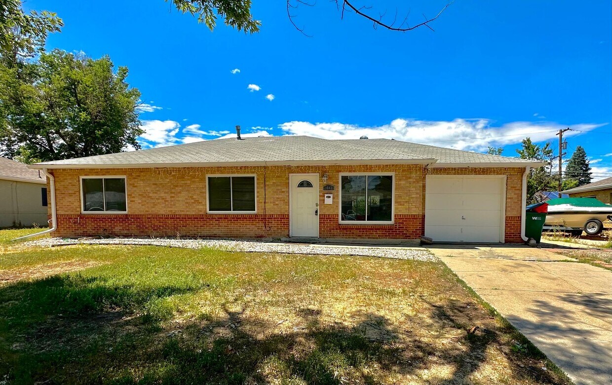 Primary Photo - Huge Backyard!
