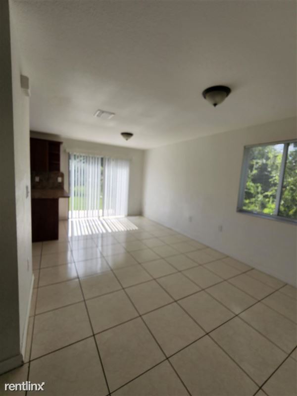 Building Photo - 4 br, 2.5 bath House - 2100 NW 76th St # 1...