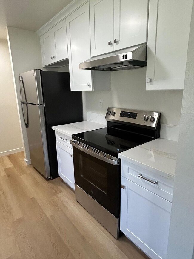 Foto del edificio - Brand-New, Fully Renovated 3 Bd / 1.5 Bth ...