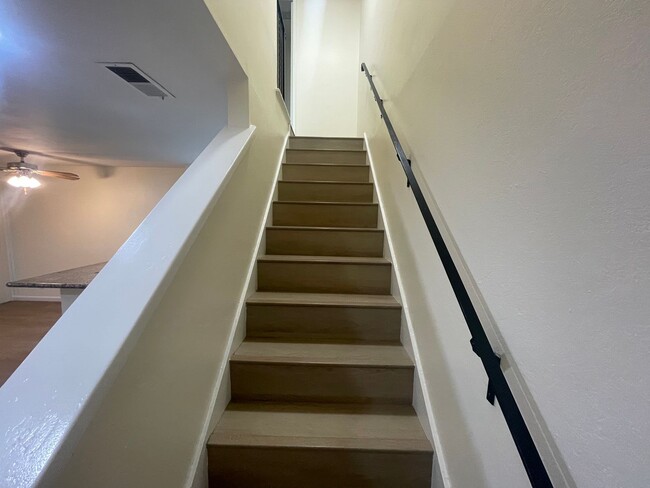 Building Photo - $2400 2 BR - 920 S.F. GORGEOUS TOWNHOUSE I...