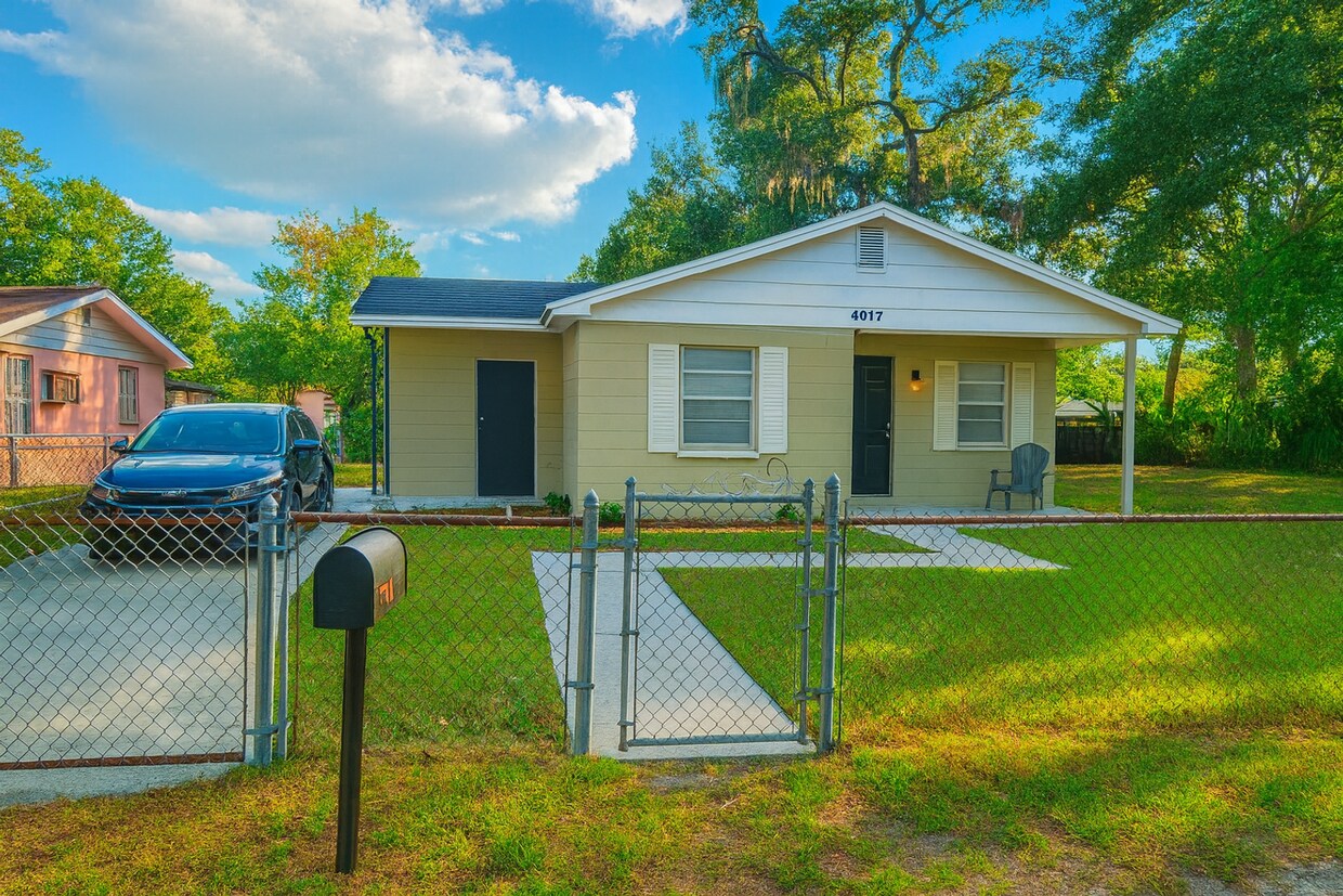 Foto principal - Renovated 2/1 in the Heart of Tampa on a DOUBLE lot!