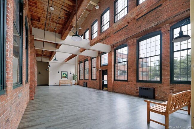 Building Photo - 25 Grand St