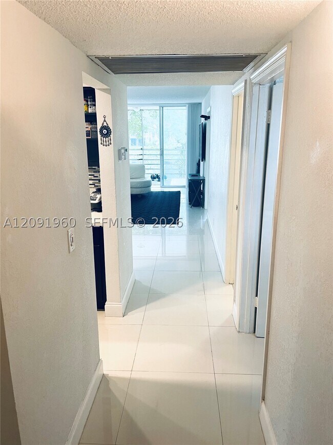 Foto del edificio - 9340 Lagoon Pl