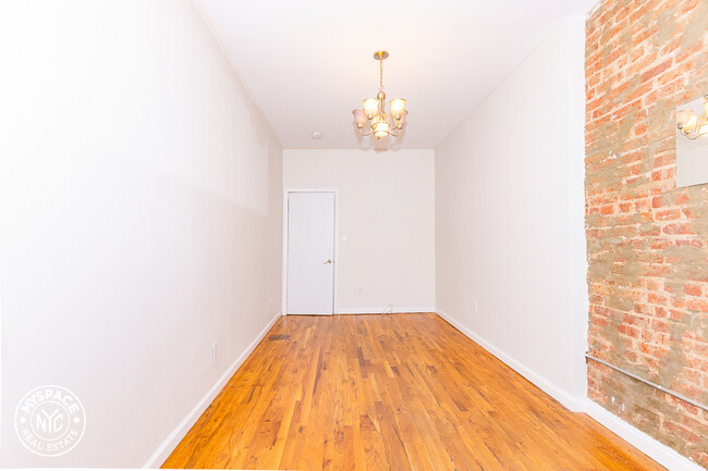 Building Photo - 1327 Halsey St