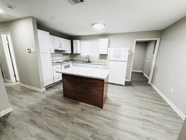 Building Photo - 7440 Bomer Dr