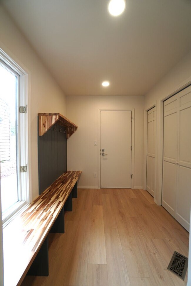 Foto del edificio - 3710 Camels Ridge Ln