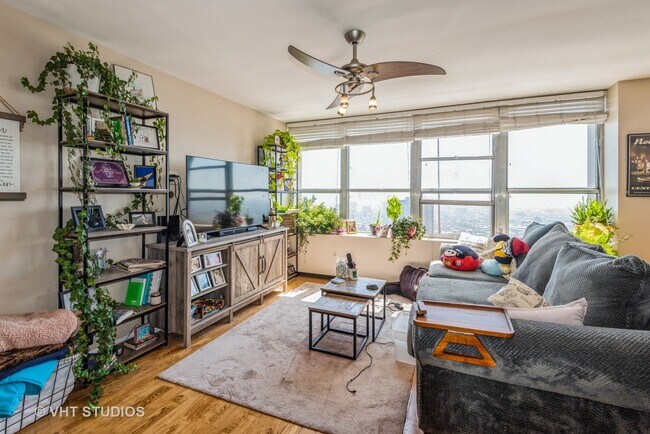 Foto del edificio - 655 W Irving Park Rd