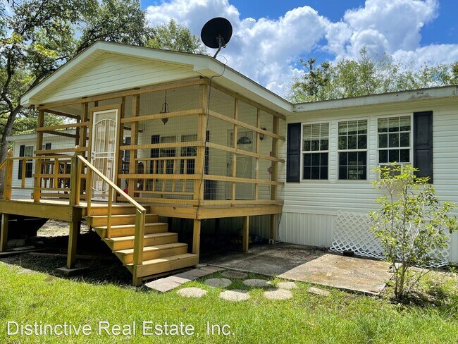 Building Photo - 4 br, 3 bath House - Set outside city limi...
