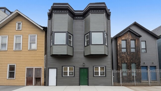 Building Photo - 1742 N California Ave