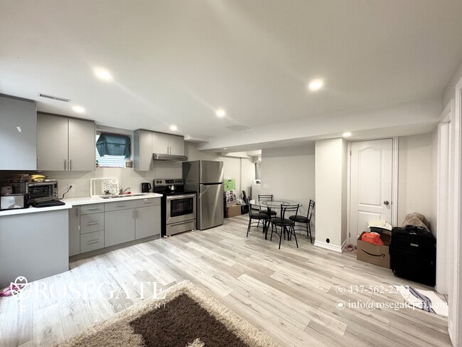 Building Photo - Cozy 2 Bed 1 Bath Apartment with Parking