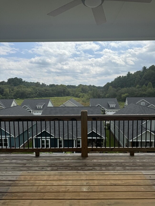 Building Photo - Three bedroom , 2.5 bathroom home in The C...