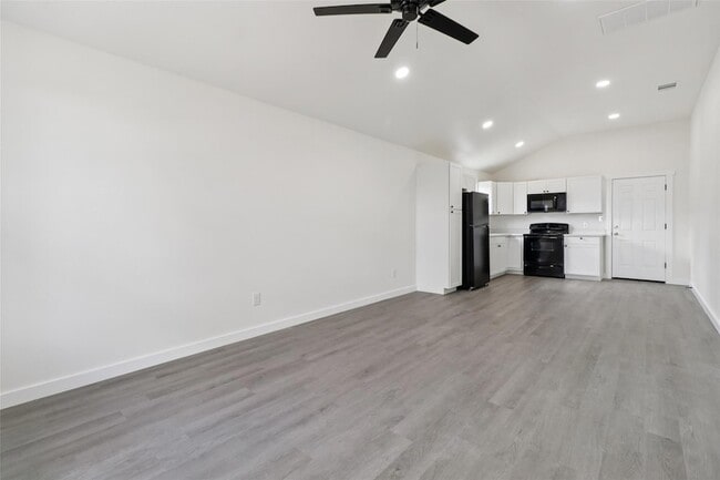 Foto del edificio - 1087 Schubert Ln