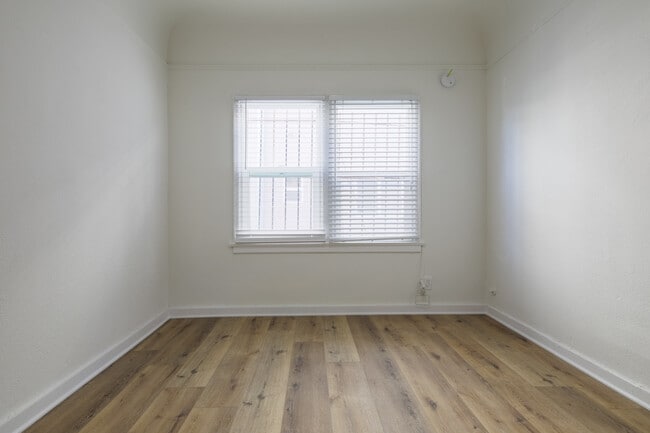 Building Photo - Newly Remodeled Studio Apartment