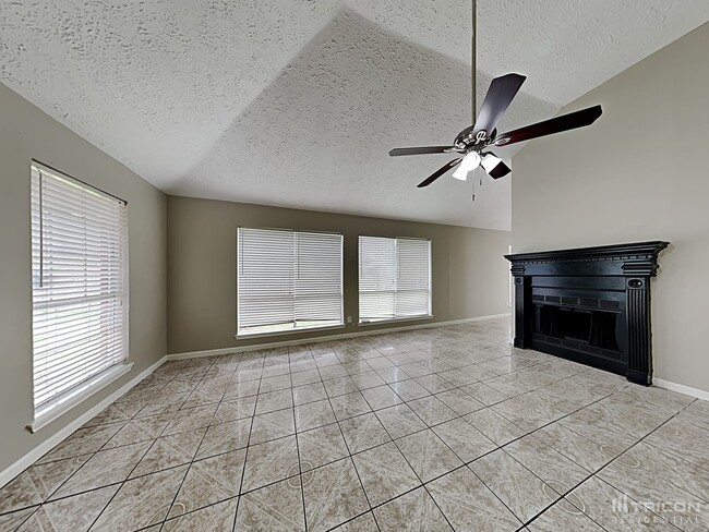 Foto del edificio - 8711 Croteau Dr
