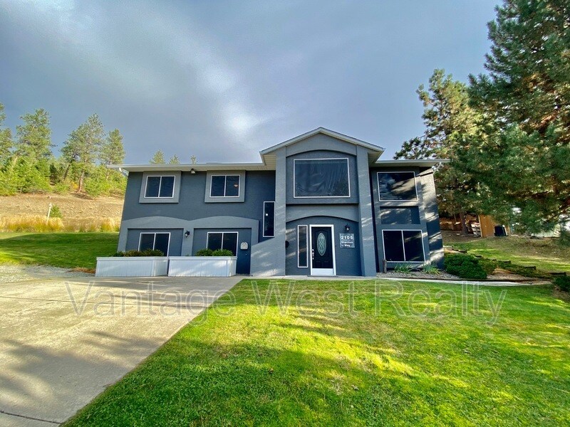 2105 Shannon Way, West Kelowna, BC V4T 1S7 House for Rent in West