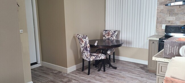 Foto del edificio - 761 Diamond Dr