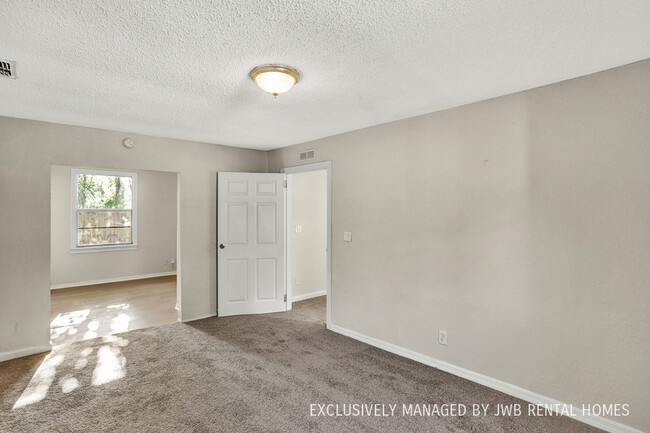 Building Photo - 1904 Riverview St