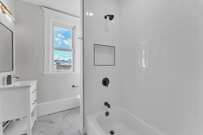 Building Photo - 300 E 30th St