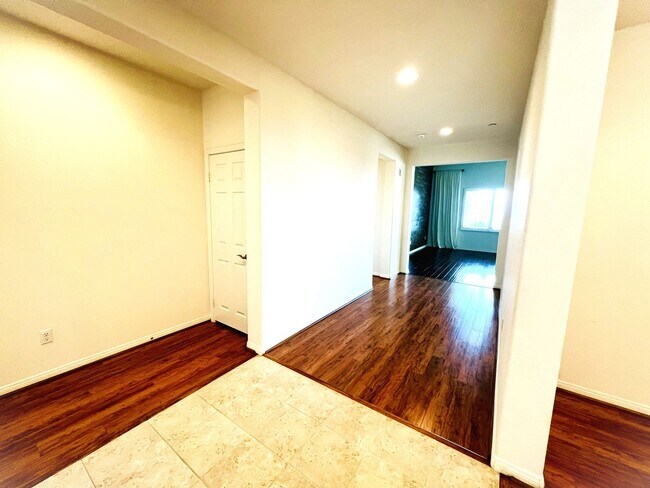 Foto del edificio - Beautiful 4 Bedroom, 2.5 Baths Single Family Home with 3 Car Tandem Parking Garage and Backyard w...