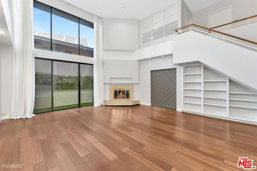 Foto principal - 4 br, 3 bath Condo - 1520 S Beverly Glen B...