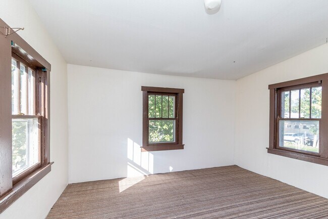 Building Photo - 1405 Windsor St