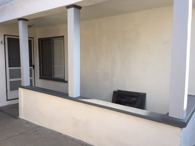 Entrada con porche para sentarse - 4118 Mercury Ave