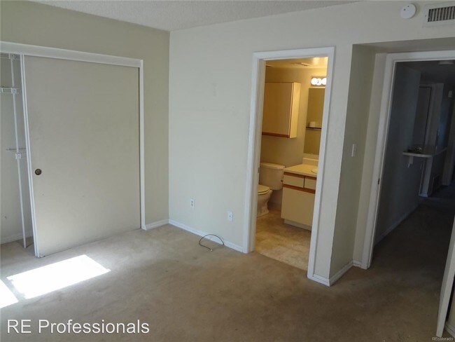 Building Photo - 1226 S Monaco Pkwy