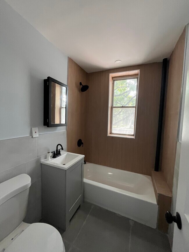 Foto del edificio - 121 Manhattan Ave