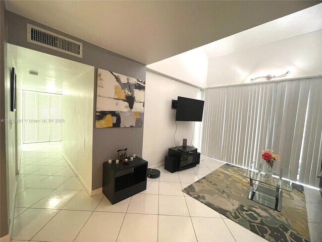 Foto del edificio - 8821 W Flagler St