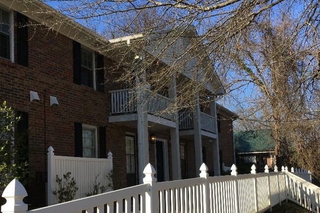 Beautiful brink front with picket fence - 517 Newton St