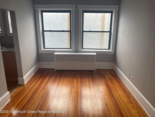 Building Photo - 611 Bangs Ave