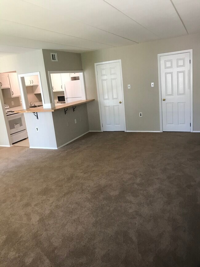 LR/DR Combo - 125S Clubhouse Dr SW, Unit #4