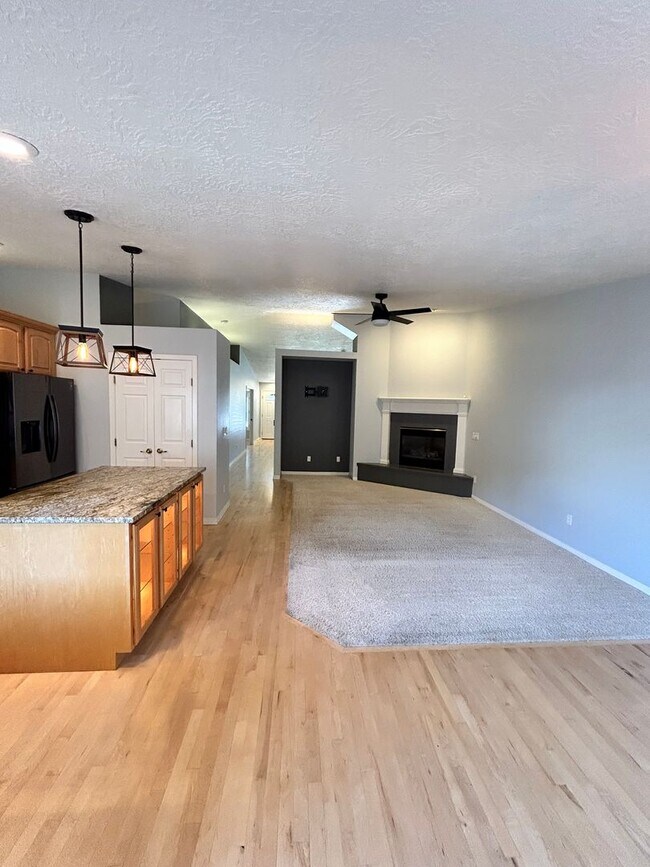 Building Photo - Half Off First Months' Rent!! Spacious Dup...