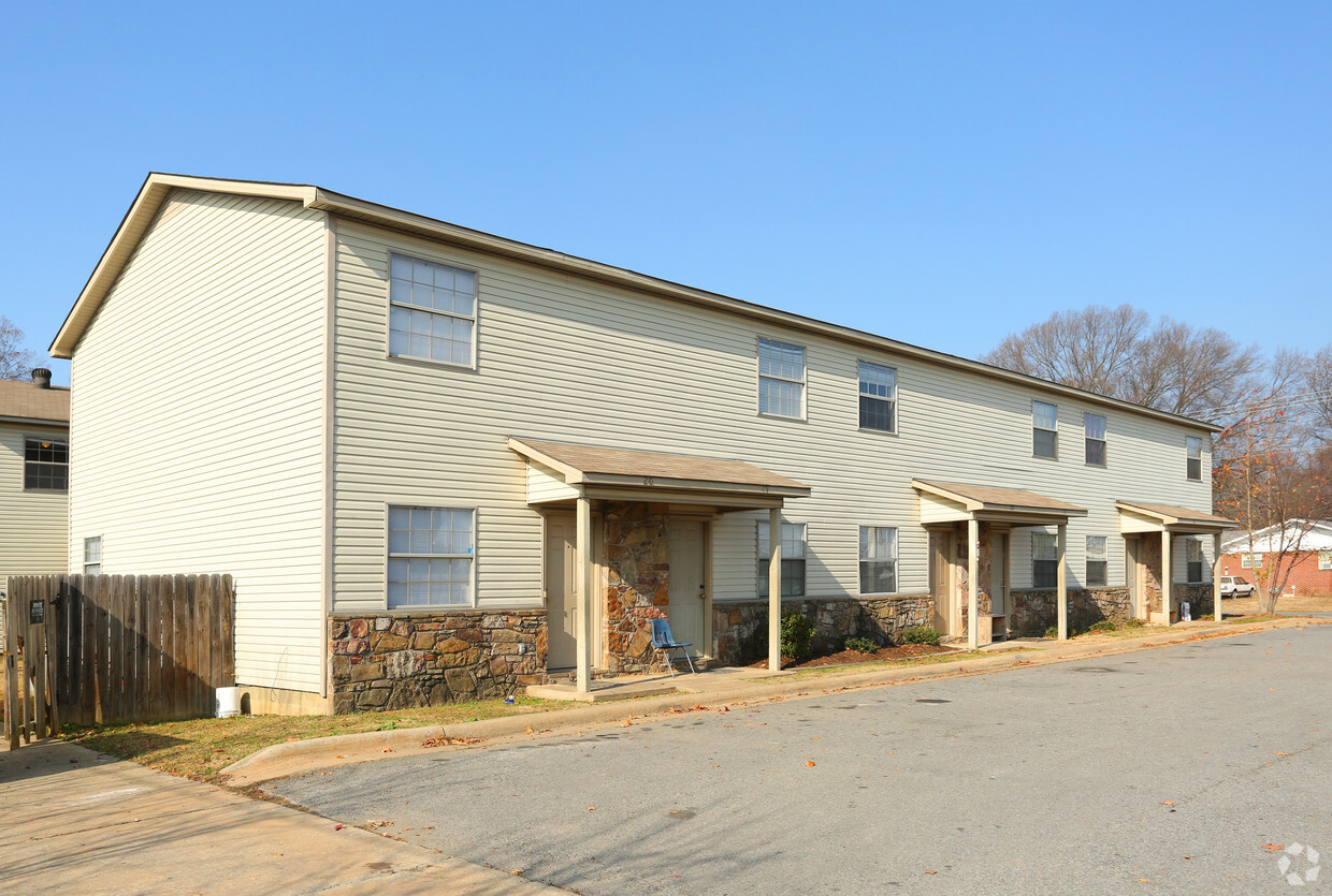Primary Photo - Salters Apartments