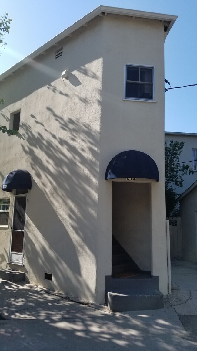 Puerta principal - 210 S Moreno Dr