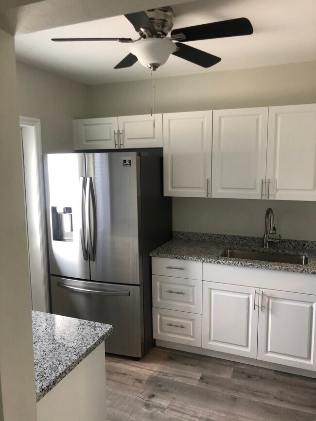 Kitchen - 2200 Park Ln
