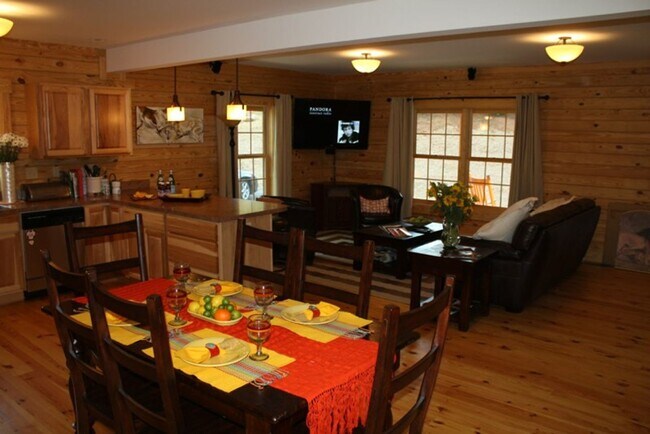 Foto del edificio - Available 6/1/26 - Student Housing 6 BR 3 BA Log Cabin Close to W&L