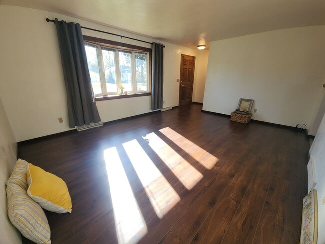 Building Photo - Family-Friendly 3BR Ranch with Home Office...