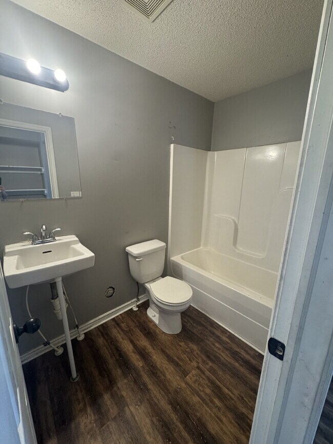 Foto del edificio - 824 S Water St