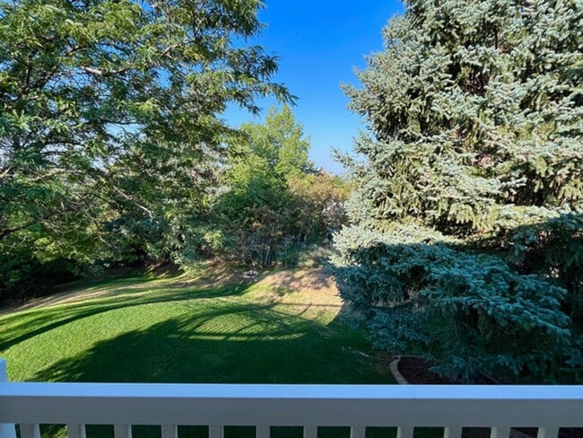 Building Photo - Beautiful home with amazing views and larg...