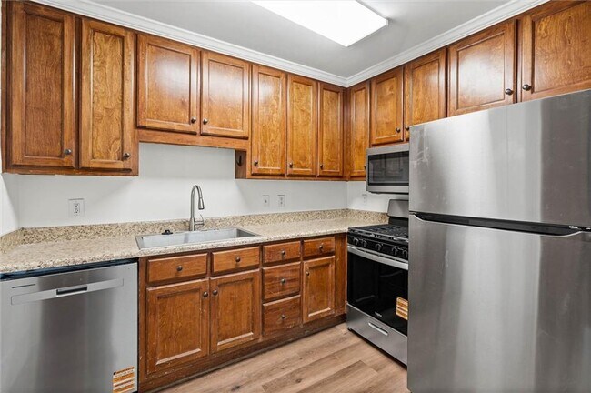 Foto del edificio - 5213 Pineview Ln S