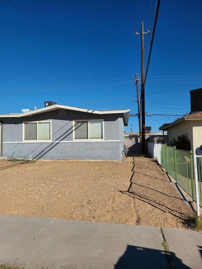 Building Photo - SINGLE STORY *3 BEDROOM* 1BATH* RV PARKING