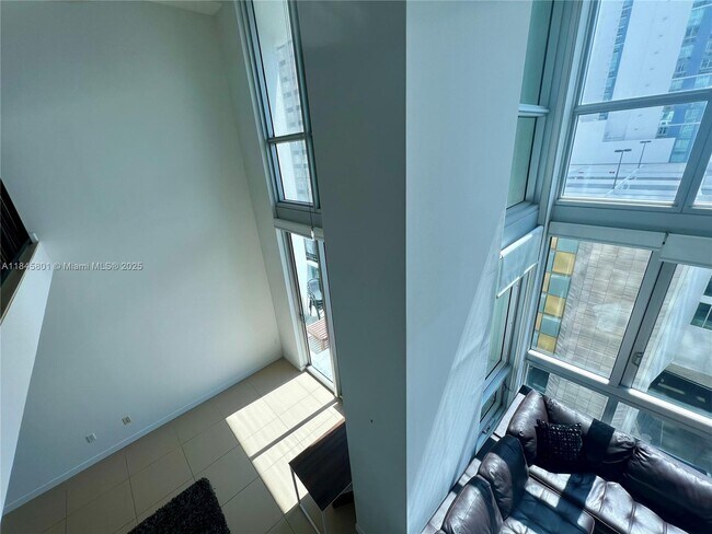 Foto del edificio - 300 S Biscayne Blvd