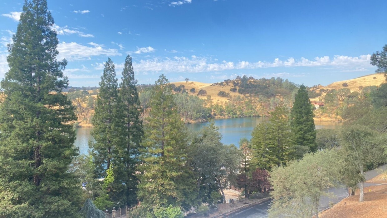 Primary Photo - Experience the joy of lakeside living!- Co...